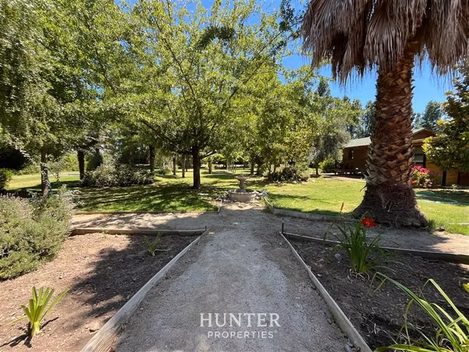Casa Impecable Colina: Jardín Formado y Seguridad Total