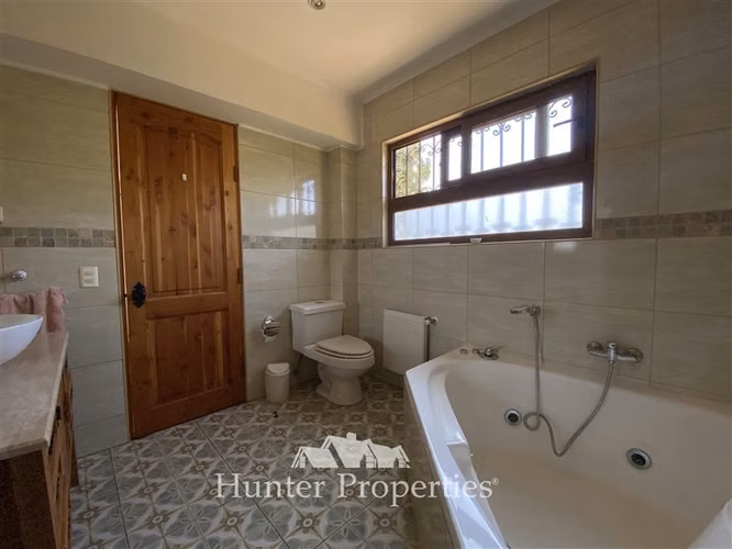 Casa Impecable Colina: Jardín Formado y Seguridad Total