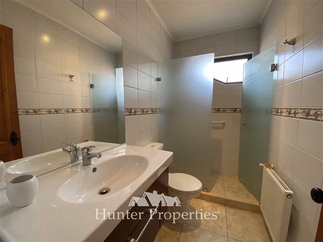 Casa Impecable Colina: Jardín Formado y Seguridad Total