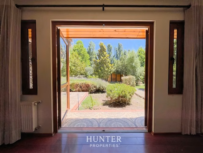 Casa Impecable Colina: Jardín Formado y Seguridad Total