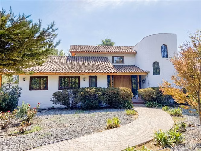 Casa Impecable Colina: Jardín Formado y Seguridad Total