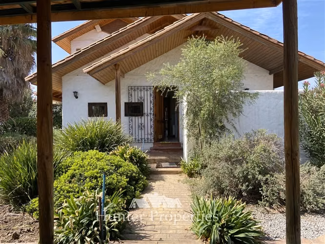Casa Impecable Colina: Jardín Formado y Seguridad Total