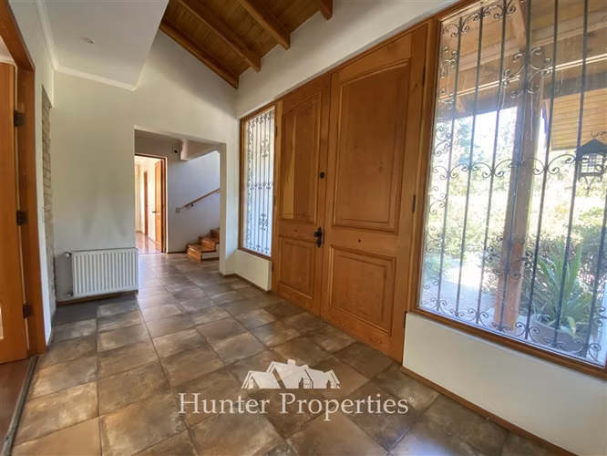 Casa Impecable Colina: Jardín Formado y Seguridad Total