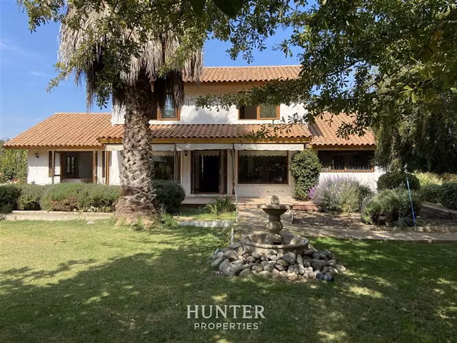 Casa Impecable Colina: Jardín Formado y Seguridad Total