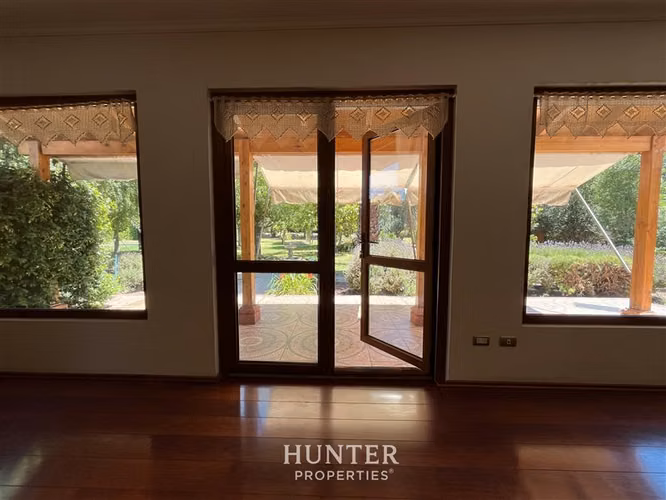 Casa Impecable Colina: Jardín Formado y Seguridad Total