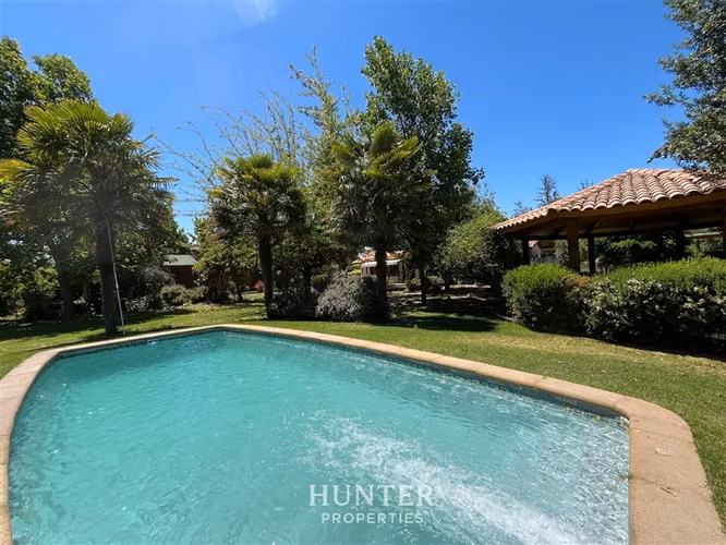 Casa Impecable Colina: Jardín Formado y Seguridad Total