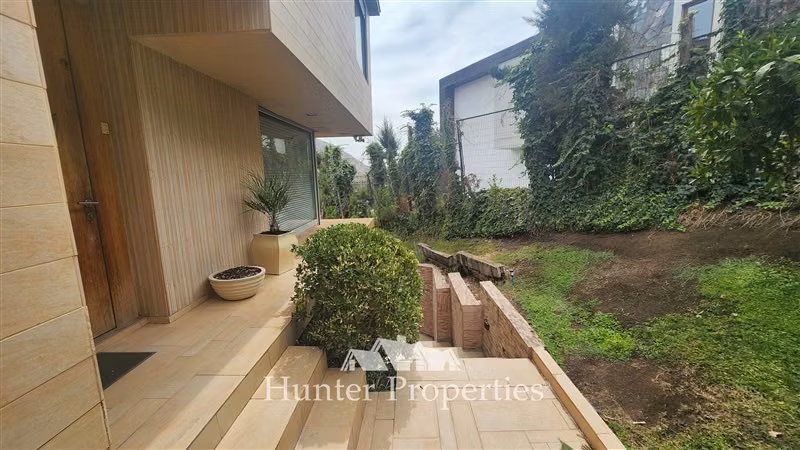 Casa en venta de 5D y 5B en Cond La Reserva. Colina