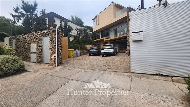 Casa en venta de 5D y 5B en Cond La Reserva. Colina