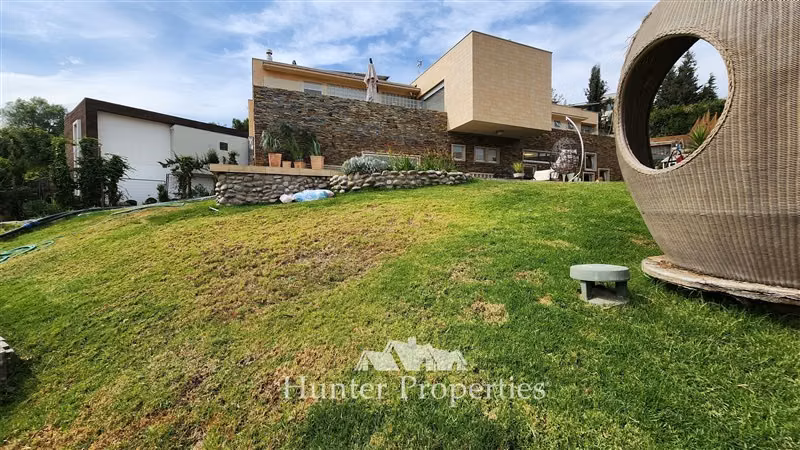 Casa en venta de 5D y 5B en Cond La Reserva. Colina