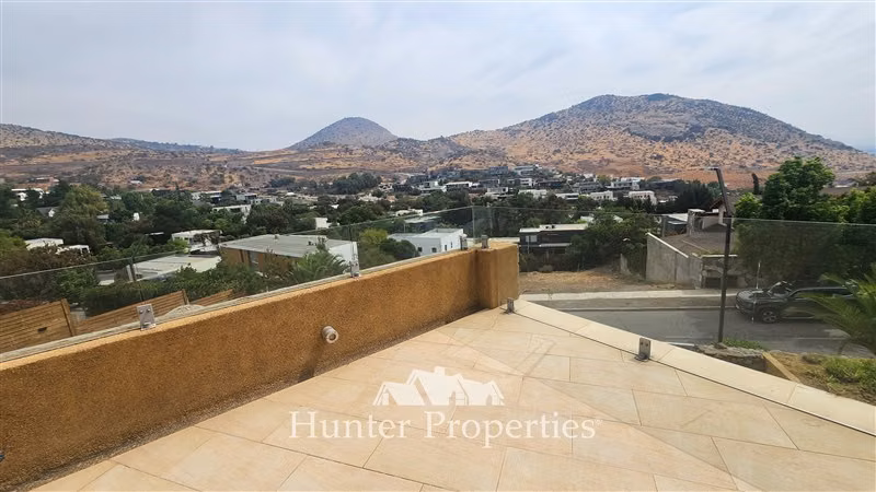 Casa en venta de 5D y 5B en Cond La Reserva. Colina