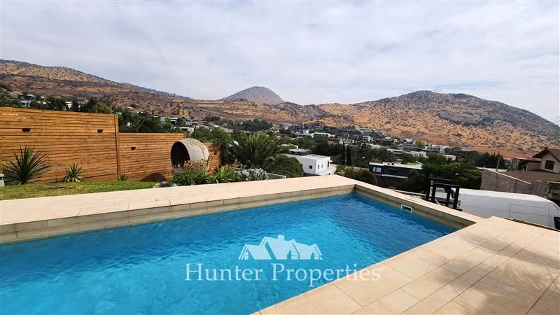 Venta de parcela con casa 5D y 5B en Cond La Reserva. Colina