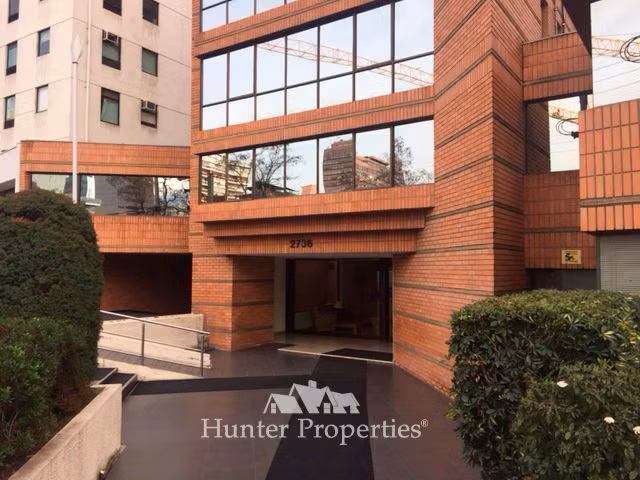 Oficina Habilitada con Privados en arriendo Las Condes Metro