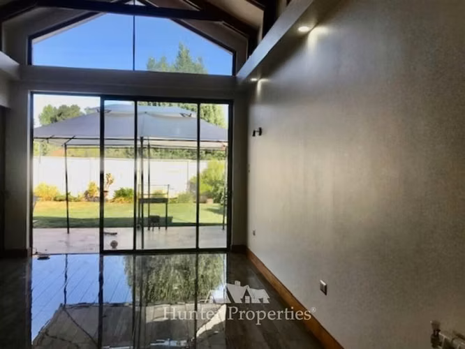 se vende moderna casa en condominio privado, calle 10 norte.