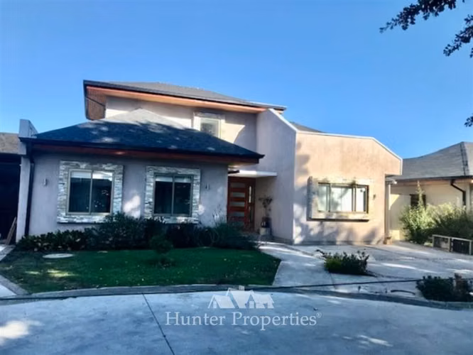 se vende moderna casa en condominio privado, calle 10 norte.