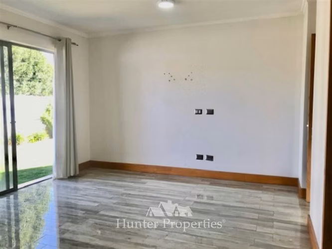 se vende moderna casa en condominio privado, calle 10 norte.