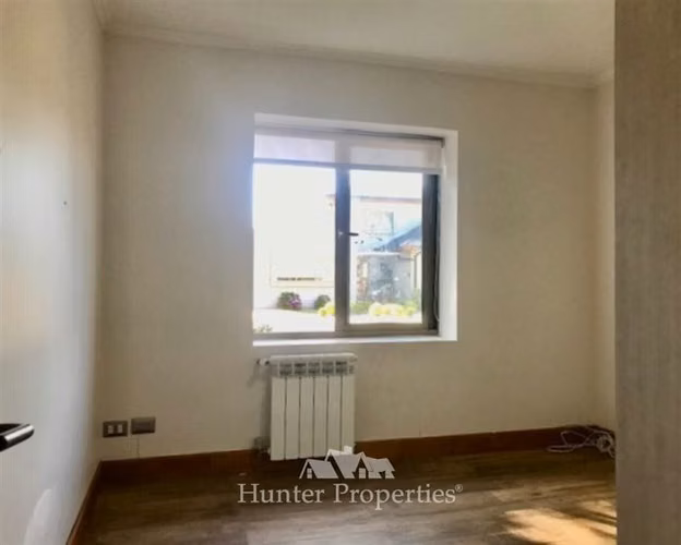 se vende moderna casa en condominio privado, calle 10 norte.