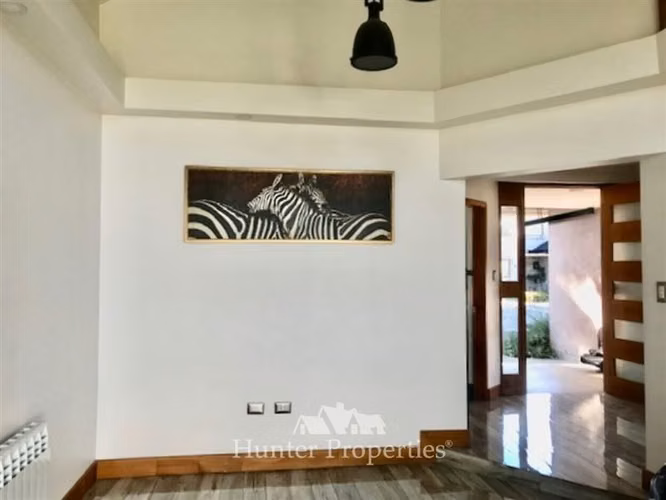 se vende moderna casa en condominio privado, calle 10 norte.