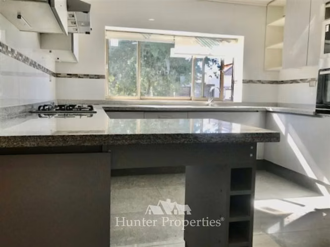 se vende moderna casa en condominio privado, calle 10 norte.