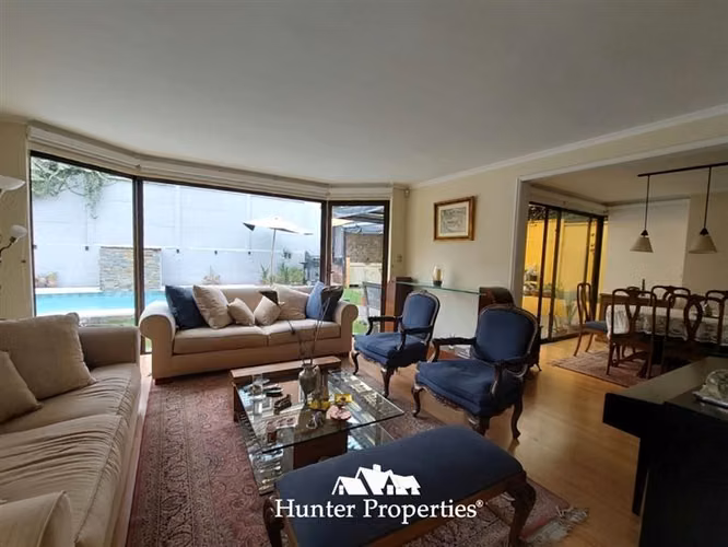 Casa en venta remodelada de 5D-5B y piscina. en Las Condes