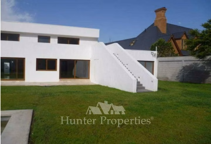 Moderna casa en venta, Santuario Del Valle 4D-7B piscina