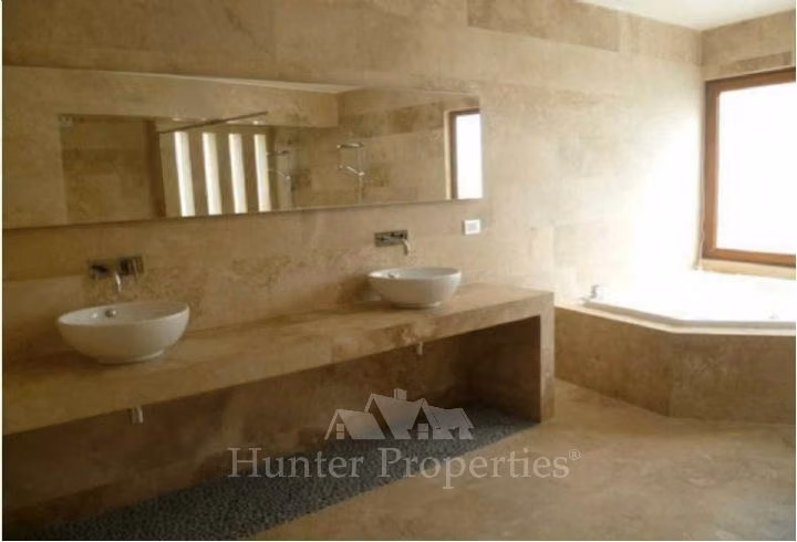 Moderna casa en venta, Santuario Del Valle 4D-7B piscina