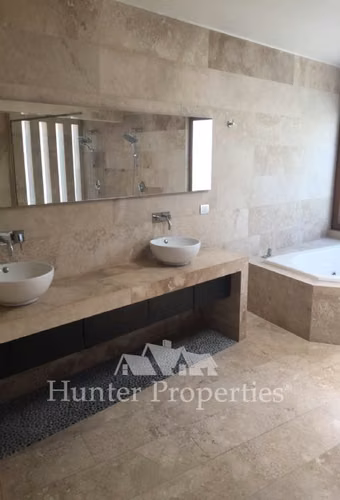 Moderna casa en venta, Santuario Del Valle 4D-7B piscina