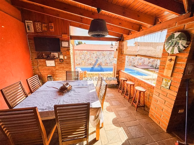 Hermosa Casa 4D con piscina a pasos de 4 Esquinas tasada