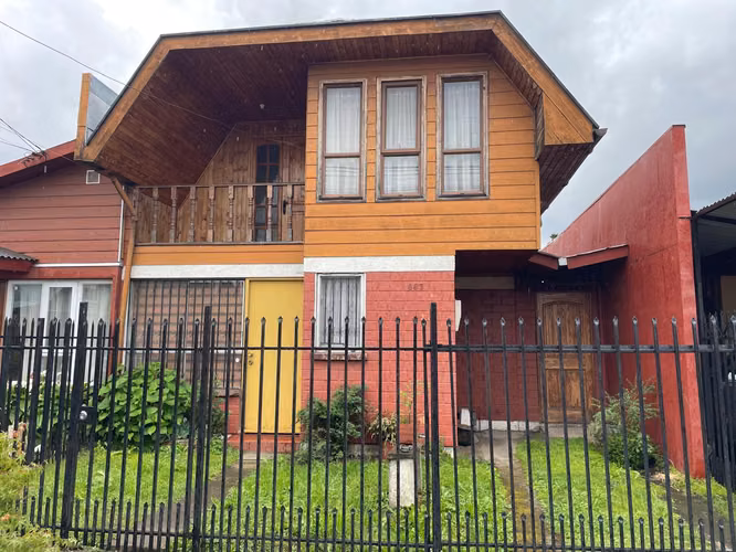 CASA EN MADERA NATIVA DE DOS PISOS CON 4 DORMITORIOS Y TALLER EN SALIDA NORTE EN UNA BARRIO TRANQUILO