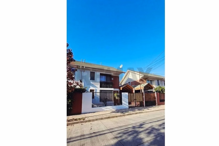 Venta casa de 2 pisos en maipú