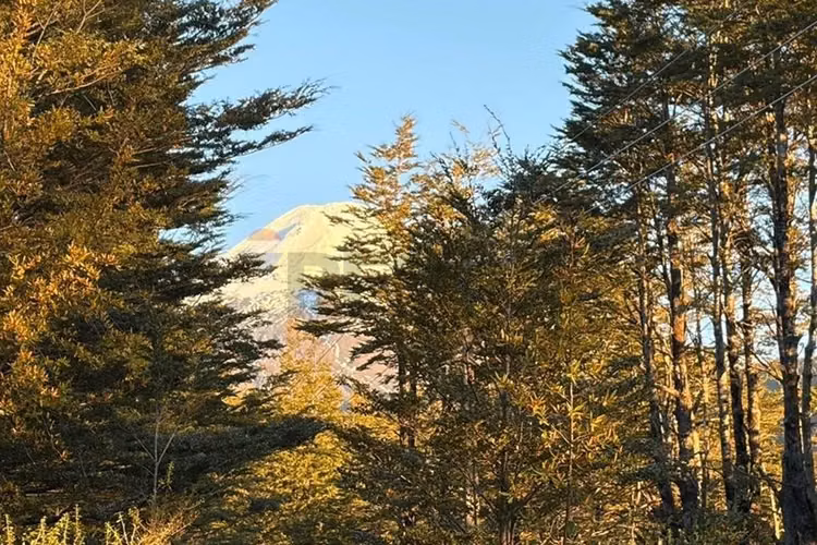 Parcela camino al volcan con luz y agua
