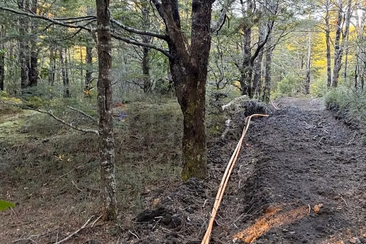 Parcela camino al volcan con luz y agua