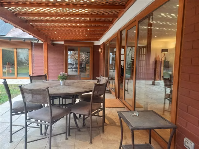 CASA VENDE CASA DOS PISOS REMODELADA 7 DORMITORIOS 6B 4E CON PISCINA. LA REINA