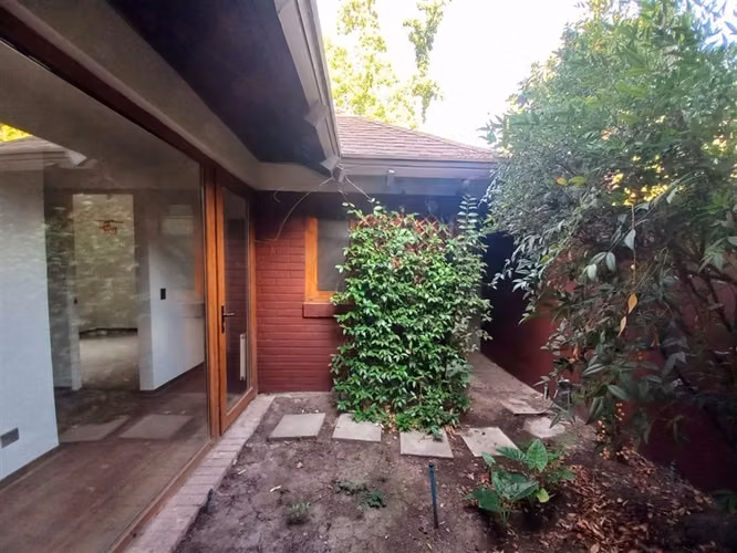 CASA VENDE CASA DOS PISOS REMODELADA 7 DORMITORIOS 6B 4E CON PISCINA. LA REINA