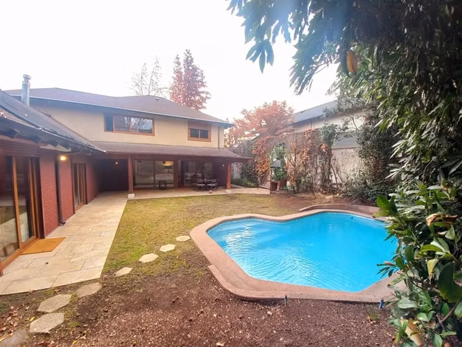 CASA VENDE CASA DOS PISOS REMODELADA 7 DORMITORIOS 6B 4E CON PISCINA. LA REINA
