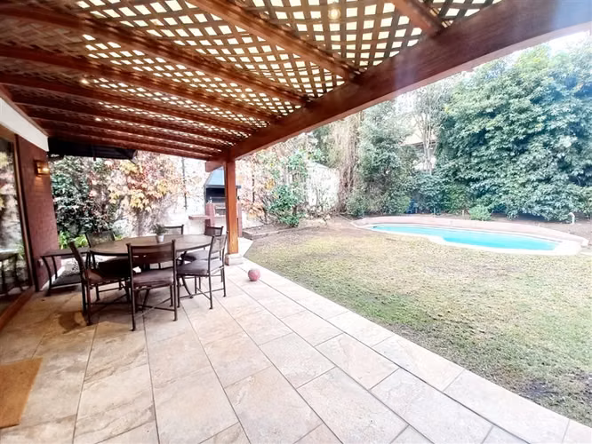 CASA VENDE CASA DOS PISOS REMODELADA 7 DORMITORIOS 6B 4E CON PISCINA. LA REINA