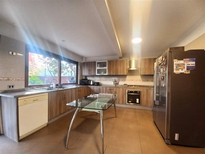 CASA VENDE CASA DOS PISOS REMODELADA 7 DORMITORIOS 6B 4E CON PISCINA. LA REINA