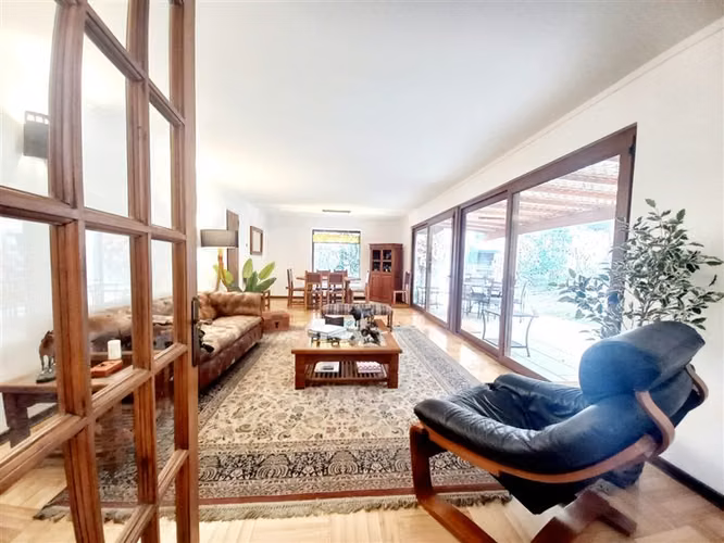 CASA VENDE CASA DOS PISOS REMODELADA 7 DORMITORIOS 6B 4E CON PISCINA. LA REINA
