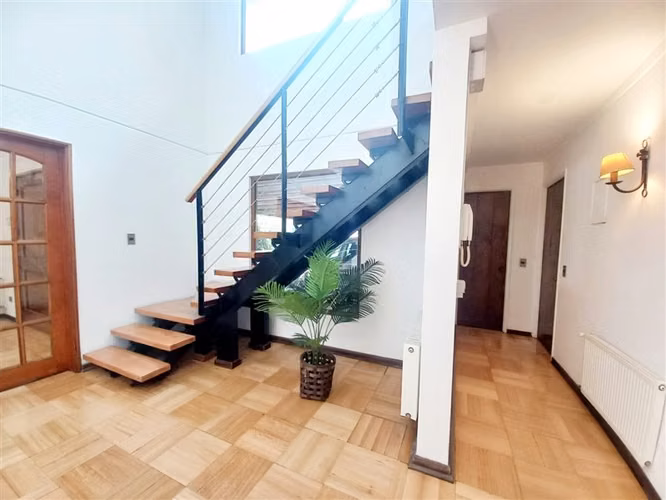 CASA VENDE CASA DOS PISOS REMODELADA 7 DORMITORIOS 6B 4E CON PISCINA. LA REINA