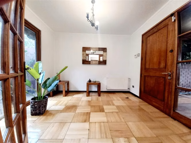 CASA VENDE CASA DOS PISOS REMODELADA 7 DORMITORIOS 6B 4E CON PISCINA. LA REINA