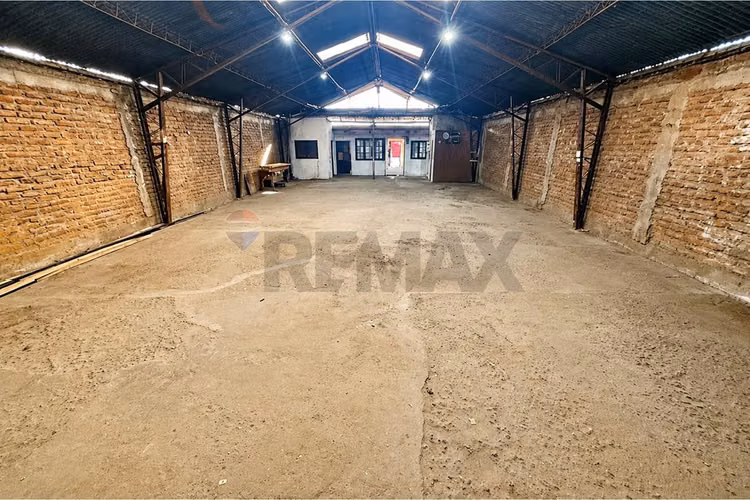 Vende galpon estacion central