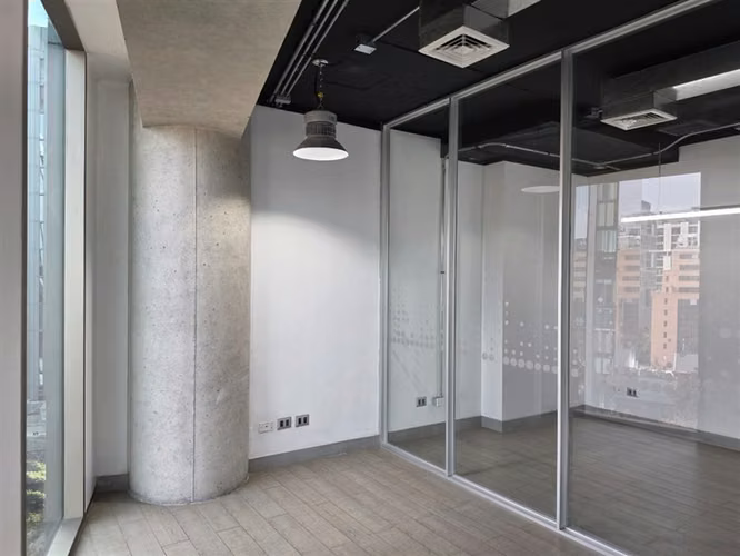 Oficina Habilitada en Arriendo en Edificio Plaza Bucarest