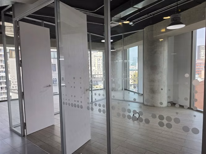 Oficina Habilitada en Arriendo en Edificio Plaza Bucarest
