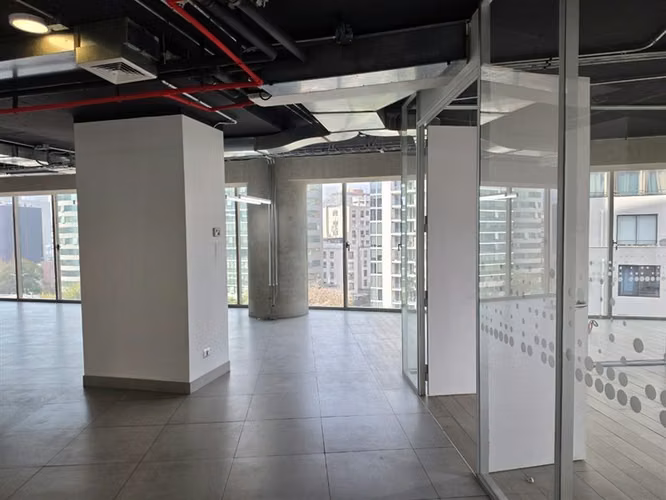 Oficina Habilitada en Arriendo en Edificio Plaza Bucarest