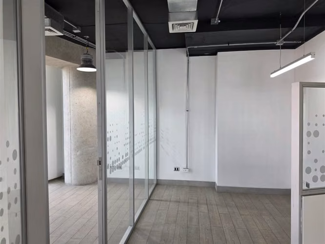 Oficina Habilitada en Arriendo en Edificio Plaza Bucarest