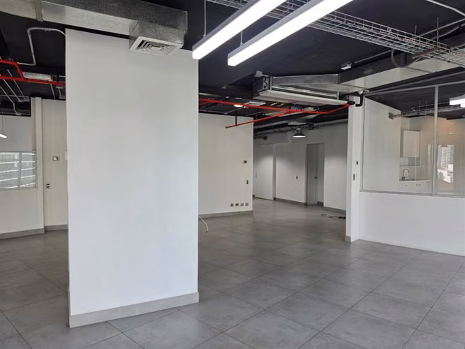 Oficina Habilitada en Arriendo en Edificio Plaza Bucarest
