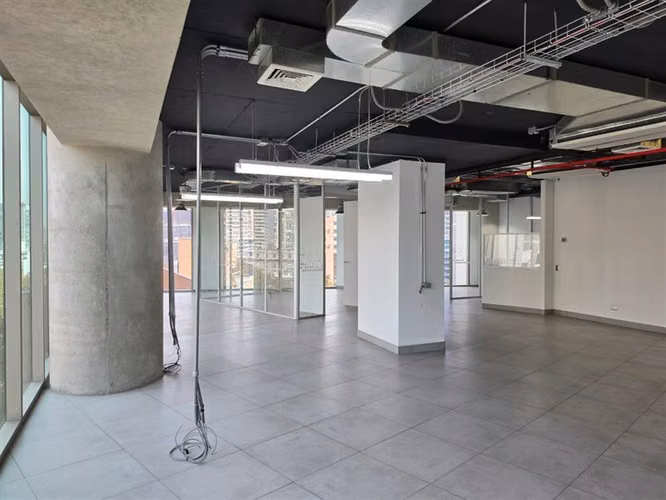 Oficina Habilitada en Arriendo en Edificio Plaza Bucarest