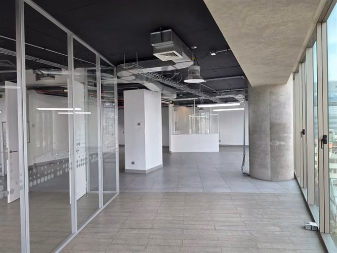 Oficina Habilitada en Arriendo en Edificio Plaza Bucarest