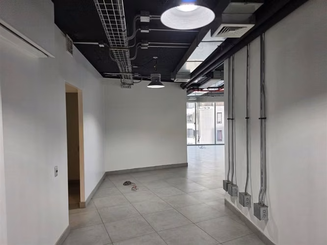 Oficina Habilitada en Arriendo en Edificio Plaza Bucarest