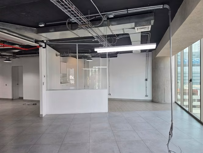 Oficina Habilitada en Arriendo en Edificio Plaza Bucarest