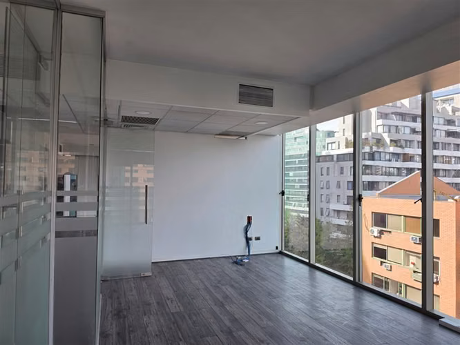 Oficina en Arriendo en Edificio Plaza Suecia Providencia